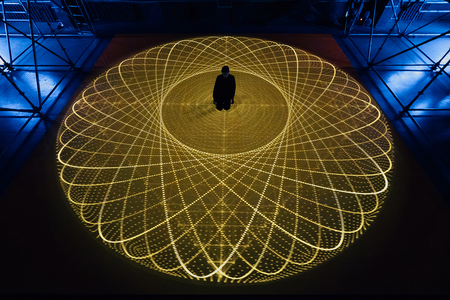 Иммерсивная работа Being Somewhere, Sometime тайваньского художника Aka Chang. Лазер взаимодействует с фоточувствительной поверхностью и реагирует на присутствие зрителя