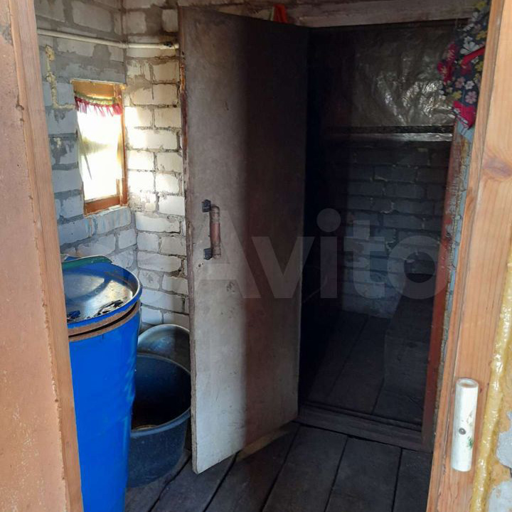 Многие покупатели уточняли, есть ли баня. Обычно она пристроена к домику — небольшое помещение, где хватит места, чтобы помыться одному человеку. Источник: avito.ru