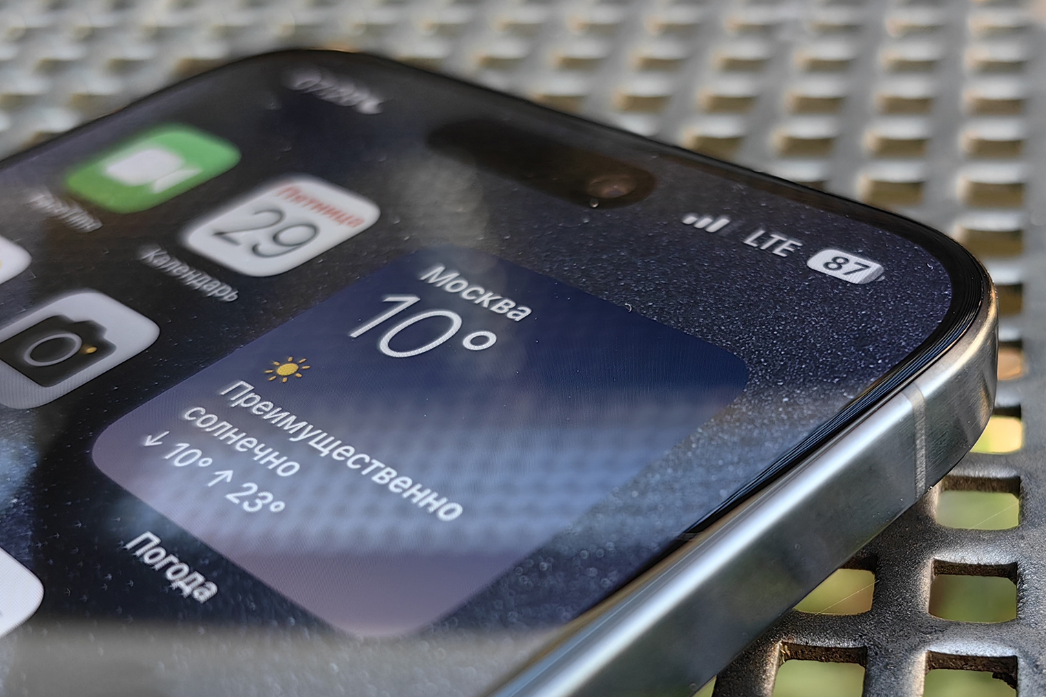 iPhone 15 Pro Max синего цвета меняет оттенок в зависимости от освещения. Иногда он кажется скорее серым, а иногда — насыщенно синими или даже черным