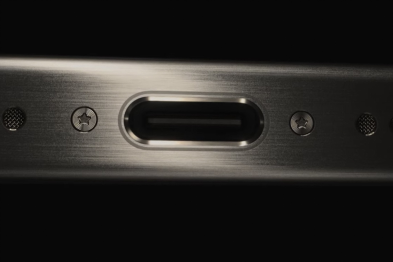 Разъем USB-C позволяет втыкать провод любой стороной — как и Lightning. Источник: Apple