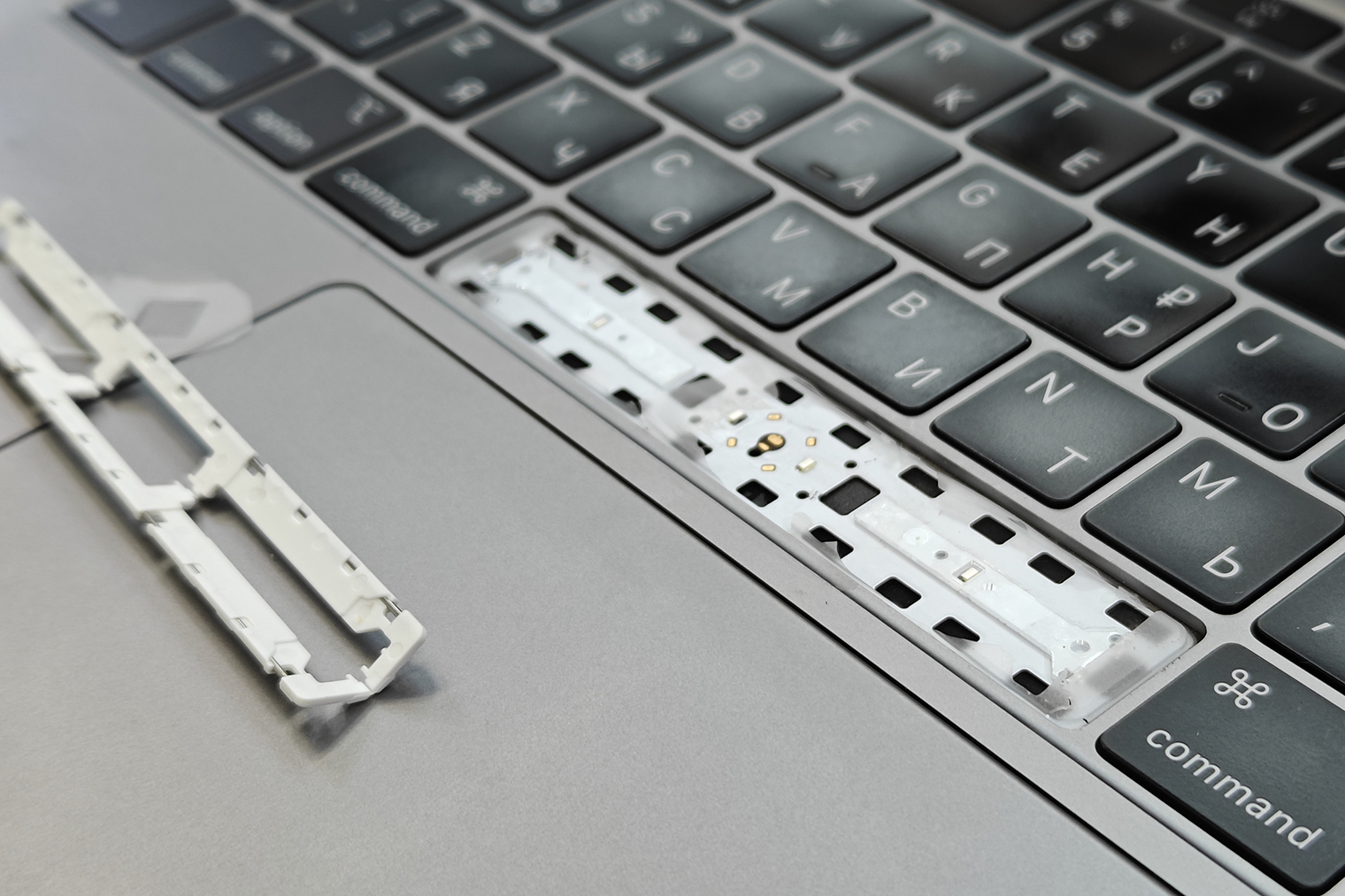 При проблемах с клавиатурой-бабочкой на Макбуке официальные сервисы обязаны заменить всю нижнюю часть корпуса вместе с тачпадом и кнопками. Независимые мастера могут просто починить или заменить сломанные клавиши