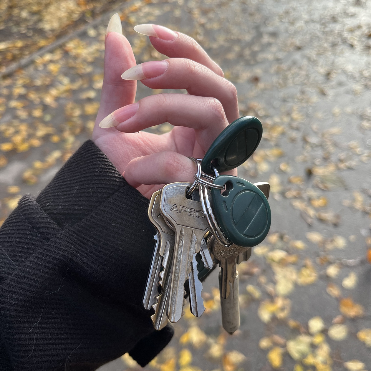 Фото с ключами на память. Все еще не верилось, что теперь у меня есть своя квартира