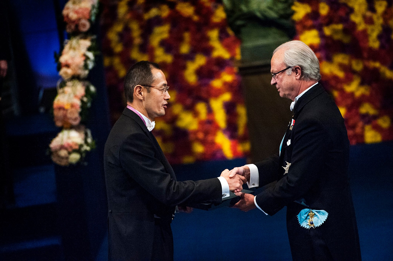 Синъя Яманака получает Нобелевскую премию из рук короля Швеции в Стокгольме. © Alex Ljungdahl / Nobel Prize