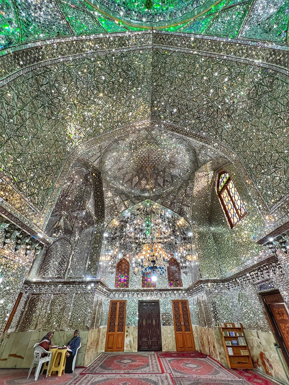 Зеркальная мечеть действительно зеркальная — это не просто название