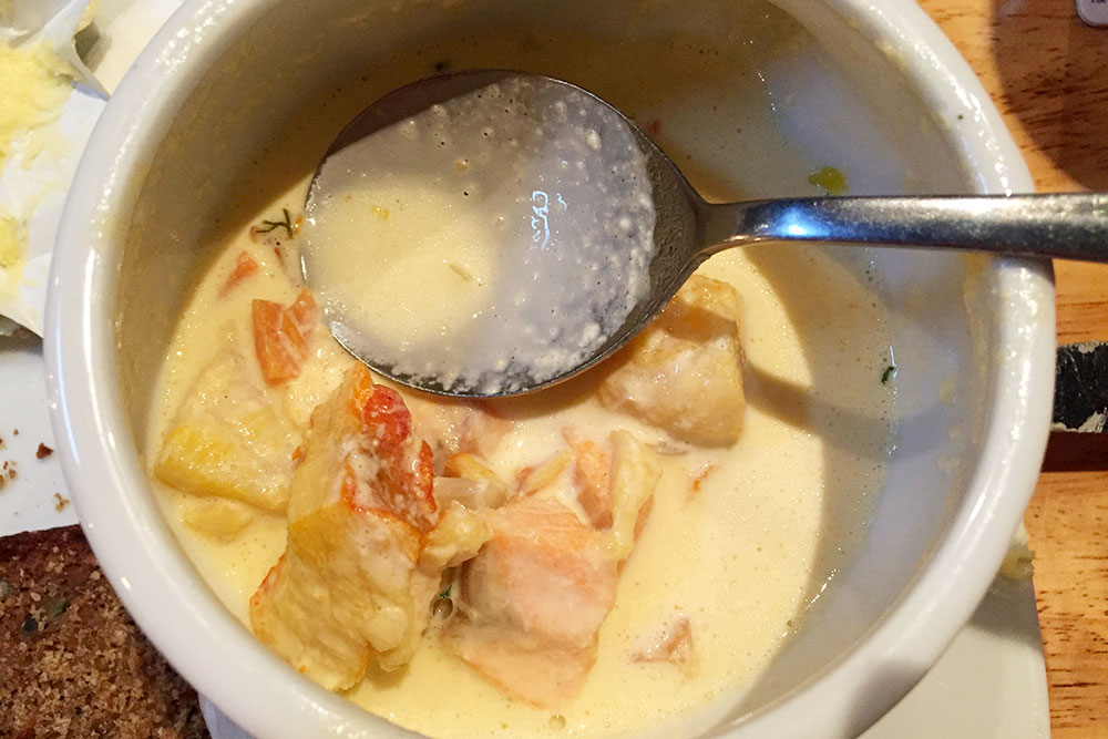 Чаудер — это густой суп из рыбы, картофеля и сливок. К нему подают содовый хлеб, который делают из муки, соды и пахты, поэтому он получается воздушным, как кекс. Одна порция чаудера стоит 5⁠—⁠12 €