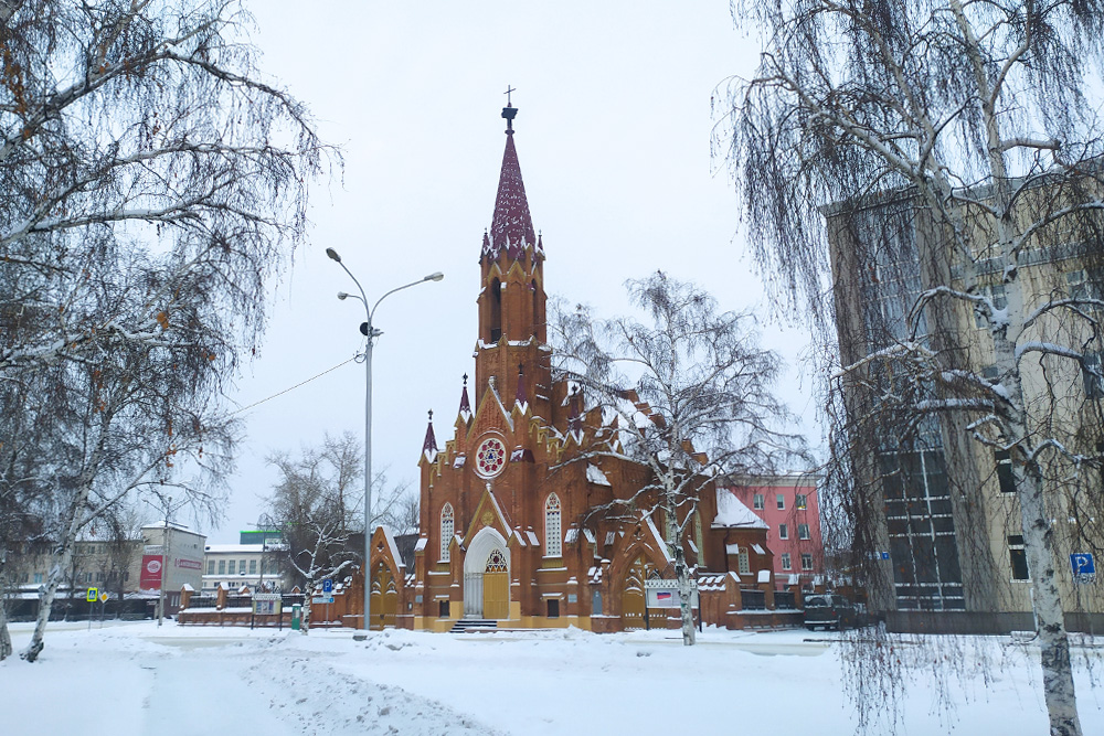 Современное здание Иркутскэнерго справа от костела совершенно не сочетается с величественным зданием костела