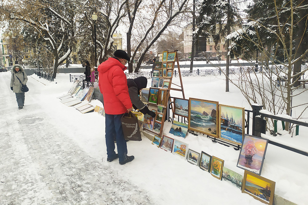 На улице Карла Маркса в любую погоду местные художники продают свои картины, в том числе с видами Байкала