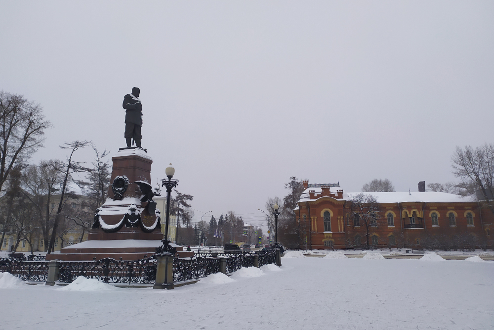 Царь хмуро смотрит в сторону Александровского сада. На фоне здание краеведческого музея
