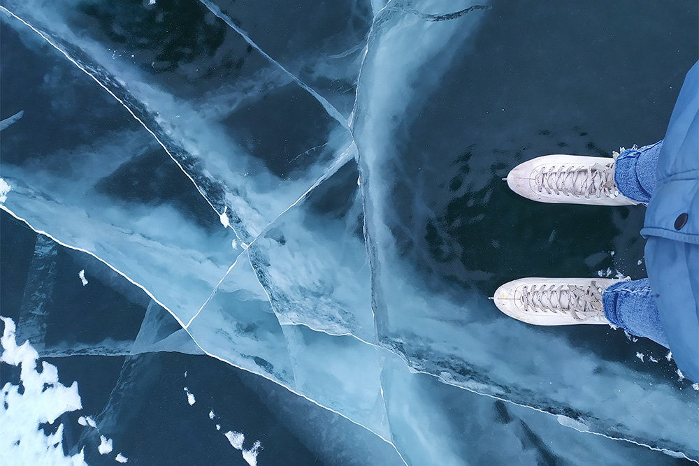 Хотя бы раз в жизни обязательно нужно прокатиться на коньках по самому большому катку в мире. Байкальский лед идеально ровный, а иногда можно даже не прилагать усилий — ветер сам будет катить вас. Часто лед гудит от напряжения и на нем появляются вот такие трещины