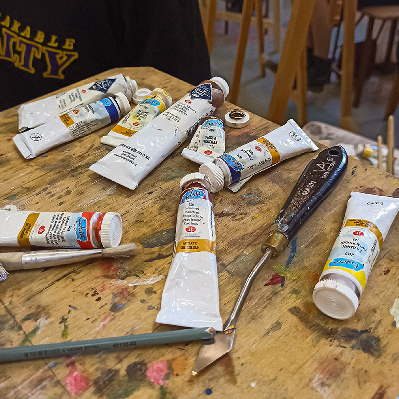 Реставратор должен уметь работать с красками, поэтому студентов обучают росписи маслом. Источник: сообщество «ИШО (колледж) СПбГУПТД» во «Вконтакте»