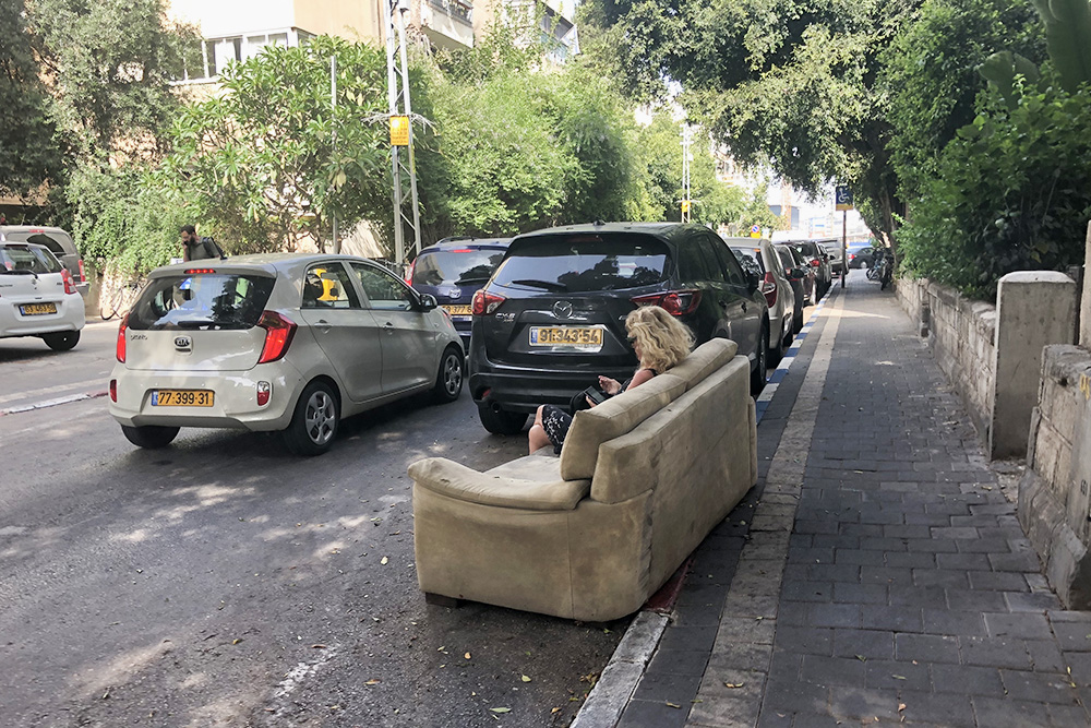 Как⁠-⁠то в Тель-Авиве я увидела посреди улицы диван, на котором как ни в чем не бывало сидела женщина. Видимо, она заприметила находку и «забронировала» ее, пока ждала того, кто поможет увезти диван