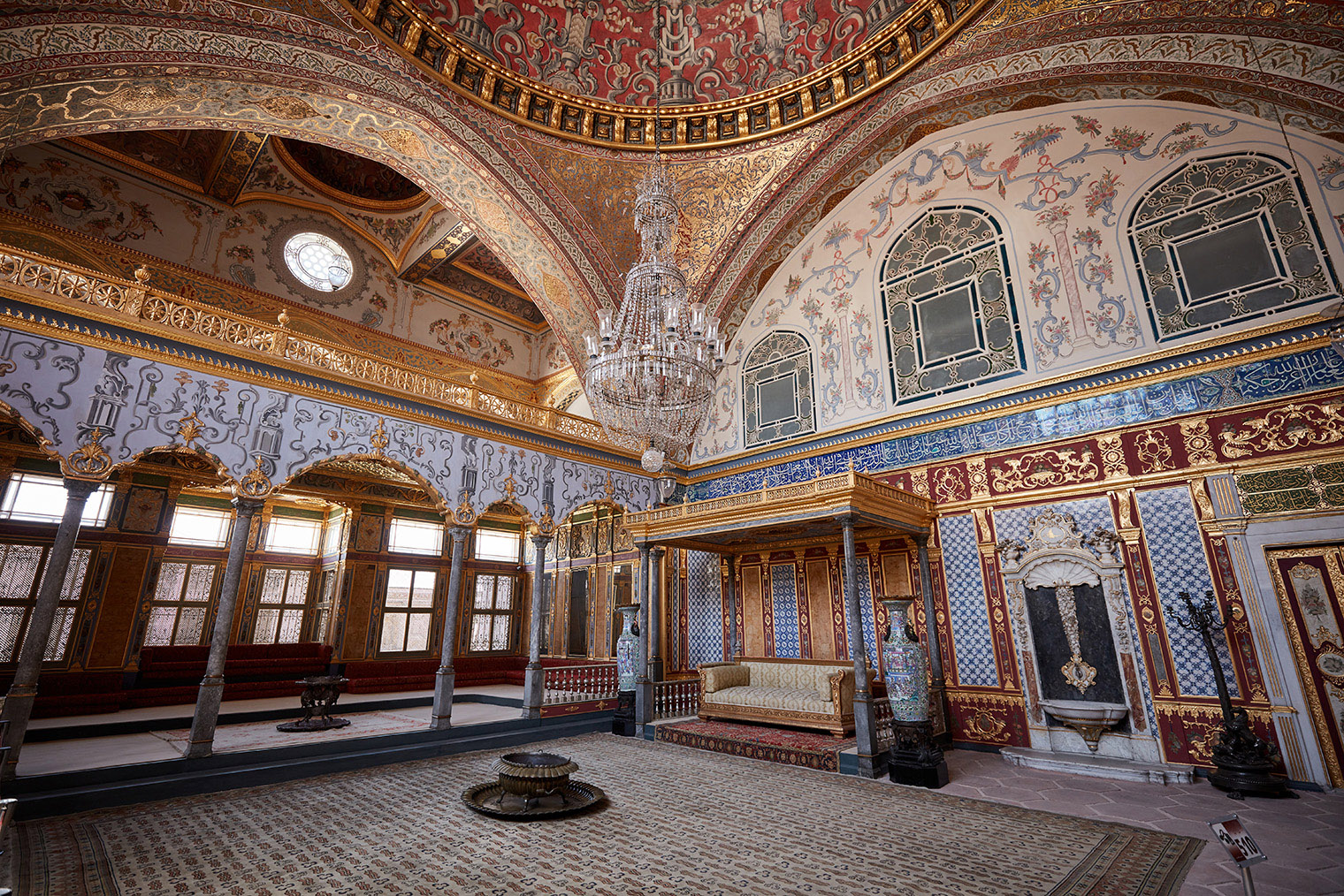 Комната правителя во дворце. Фотография: di_ryan / Shutterstock