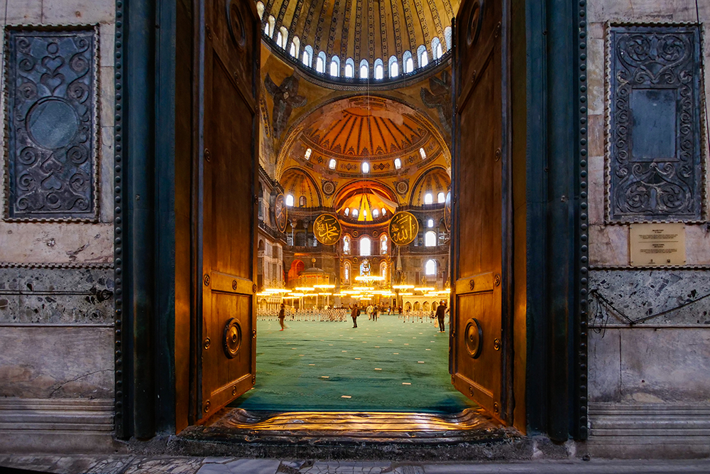 В мечети просторно и красиво. Фотография: okanozdemir / Shutterstock