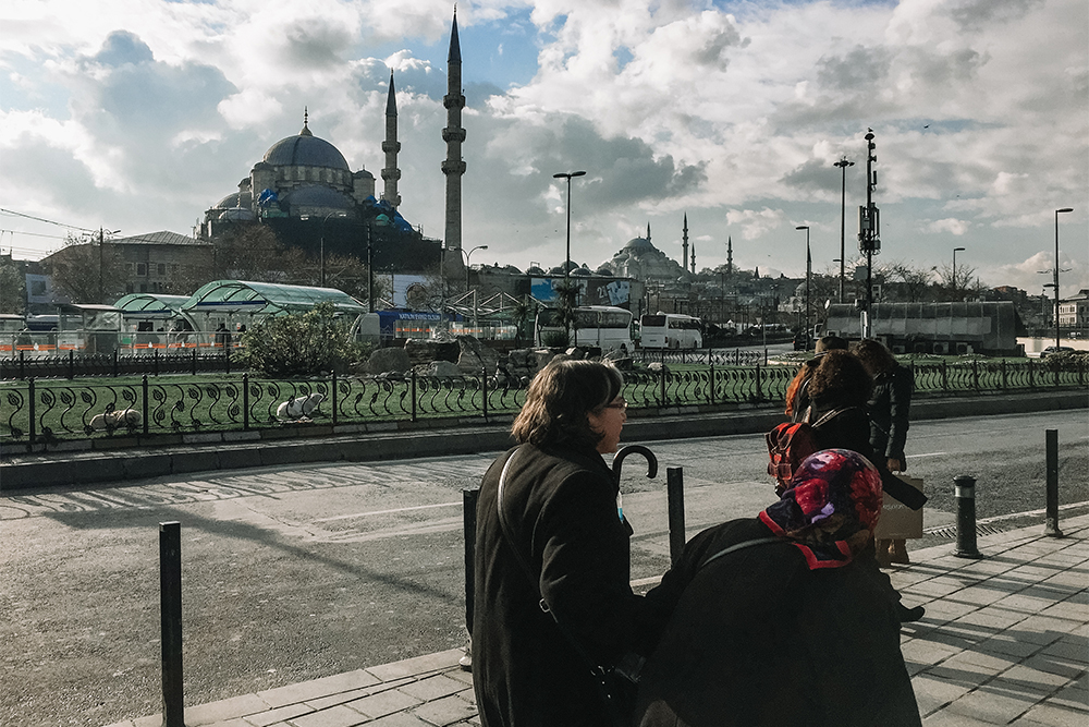 Недалеко от Галатского моста стоит Новая мечеть. Она для меня — пример того, что в Стамбуле совсем другое течение времени: мечети уже больше 350 лет, а ее все так же называют Новой