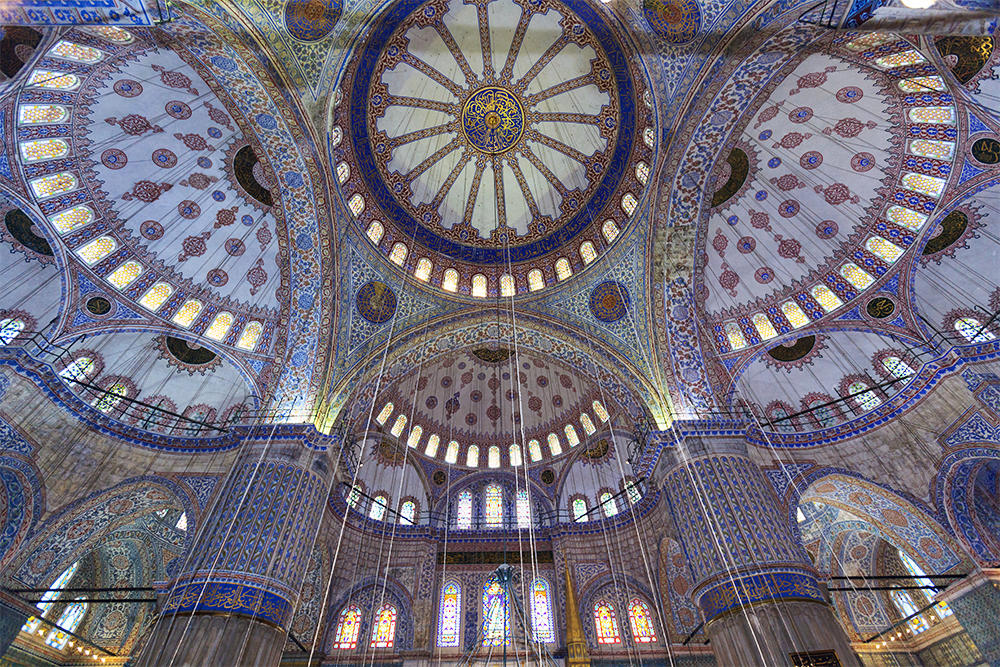 В мечети 260 окон — она хорошо освещена. Источник: GTS Productions / Shutterstock