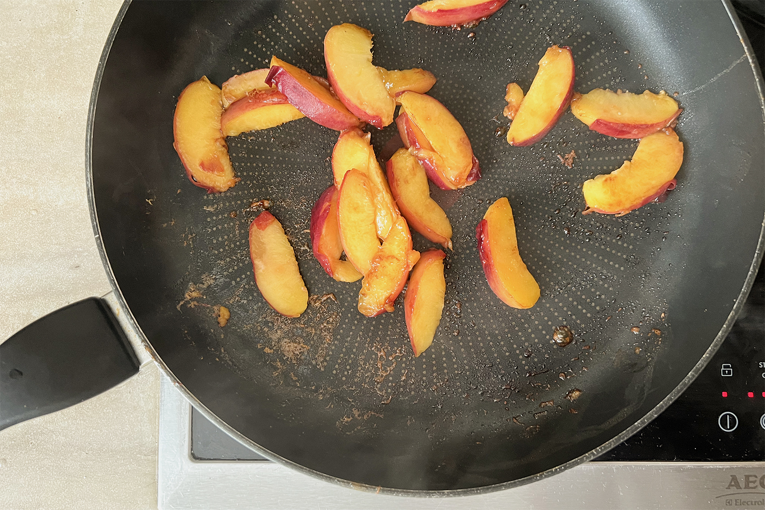 Переворачивайте персики аккуратно, чтобы не повредить дольки