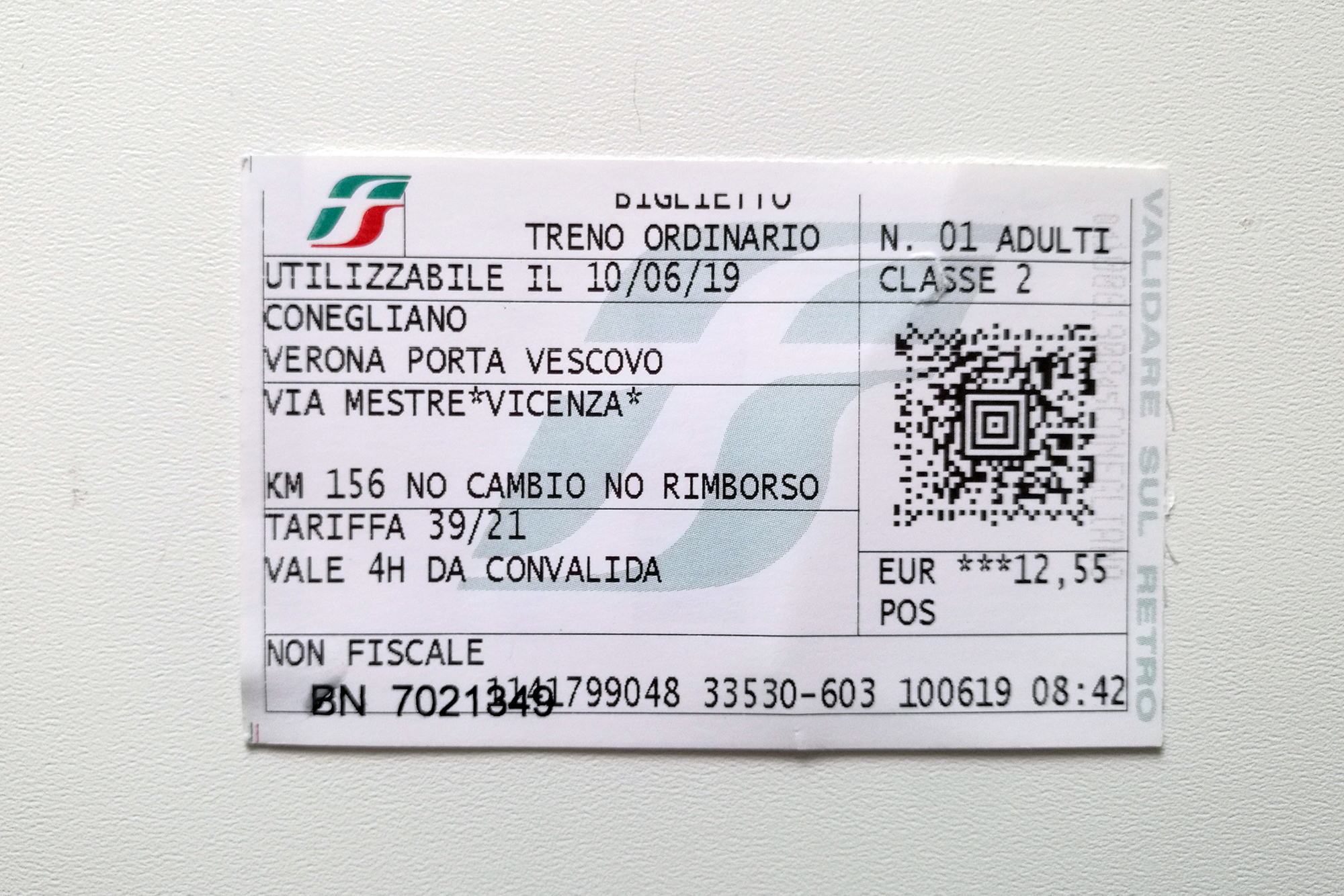Билет Конельяно — Верона с пересадкой в Венеции за 12,80 € (909 ₽). Цифры и буквы по краю билета отпечатываются в автоматах-валидаторах