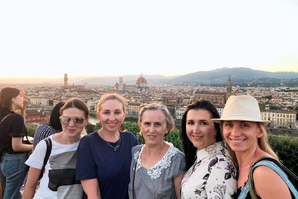 Наша женская компания на площади Микеланджело — лучшей обзорной площадке Флоренции