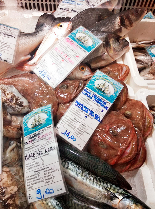 Свежие морепродукты продают в больших продуктовых магазинах и на рынках — там их даже могут сразу же приготовить