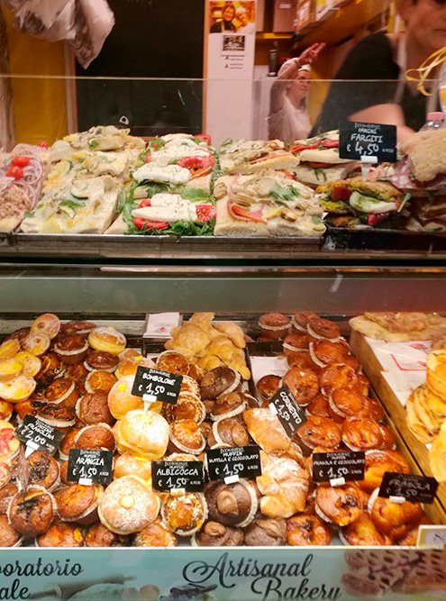 На рынке во Флоренции продаются вкуснейшие десерты, но надо быть внимательным: часть цен указана за килограмм, а часть — за штуку. Все названия на ценниках только на итальянском