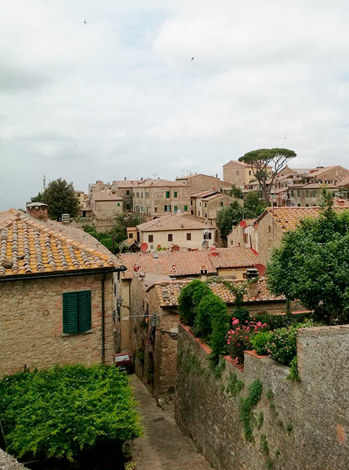 Черепичные крыши Вольтерры. Город находится на вершине холма, и с любой его стороны открываются красивые виды на холмы и виноградники Тосканы