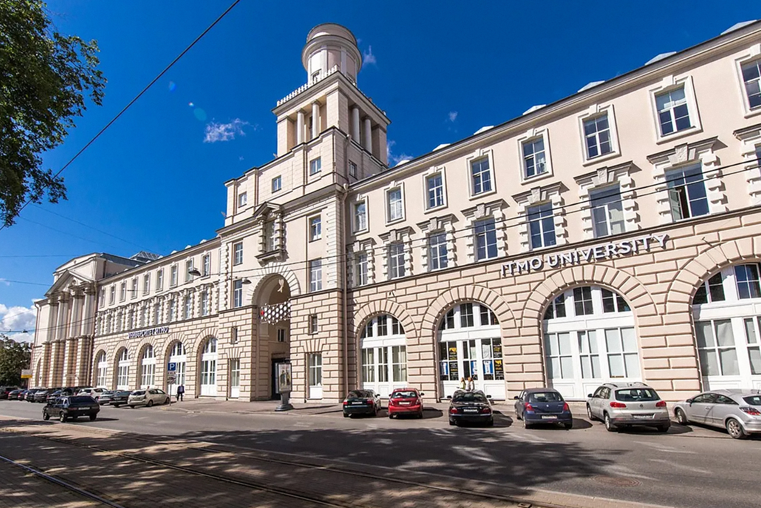 Вид университетского здания снаружи и внутри. Фото: itmo.ru