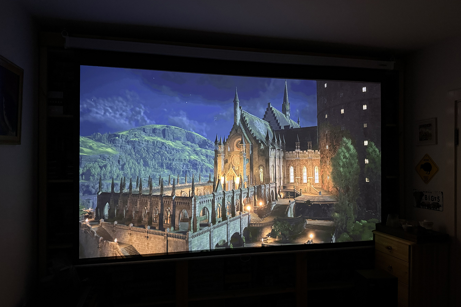 Хогвартс в игре Hogwarts Legacy выглядит очень эффектно на большом экране