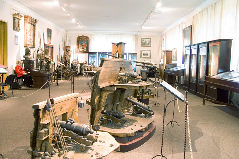 В музее около 500 экспонатов из коллекции холодного и огнестрельного оружия разных стран 14⁠—⁠20 веков. Источник: igikm.ru