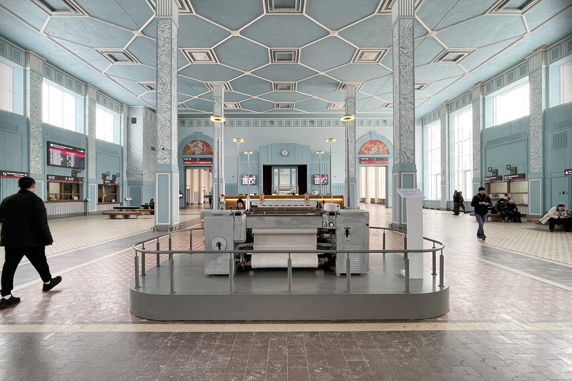 Основной синий зал, где в ожидании поезда можно рассмотреть оригинальный ткацкий станок в натуральную величину