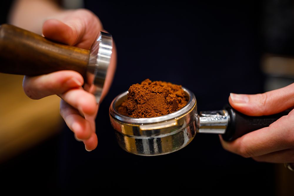 Вот так выглядит холдер для кофемашины и ручной пресс — темпер. Источник: Don Pablo / Shutterstock