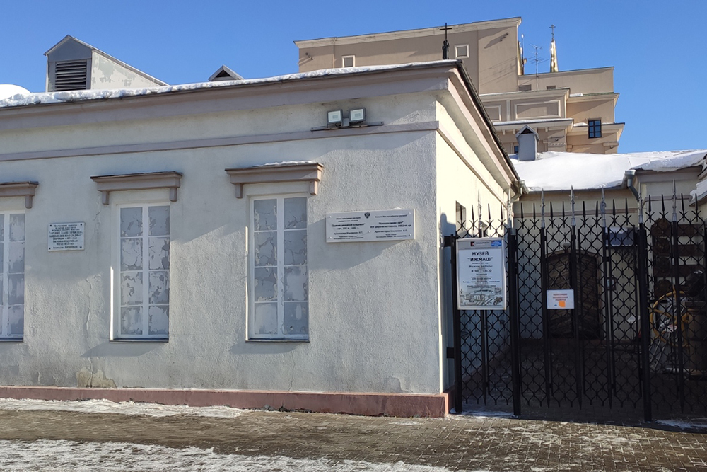 Музей — старейшее каменное здание в Ижевске: его построили в 1804 году. Раньше здесь была денежная кладовая