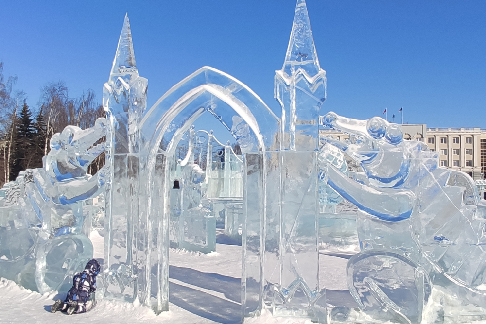 Зимой на площади у театра строят детский ледяной городок, куда проскальзывают и взрослые