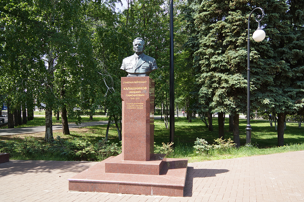 На площади у Вечного огня установлен бюст Михаила Калашникова