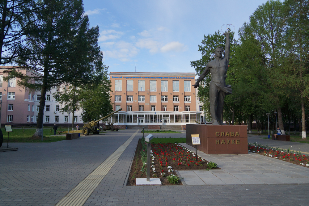 Перед зданием Технического университета установлен памятник вечному студенту