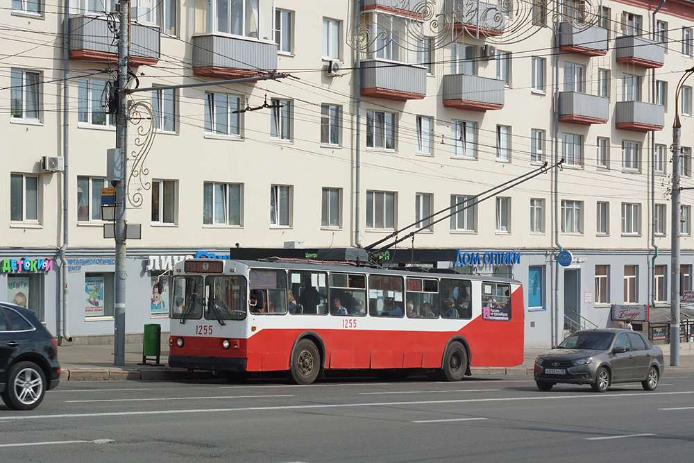 Троллейбус на одной из главных улиц города — Пушкинской