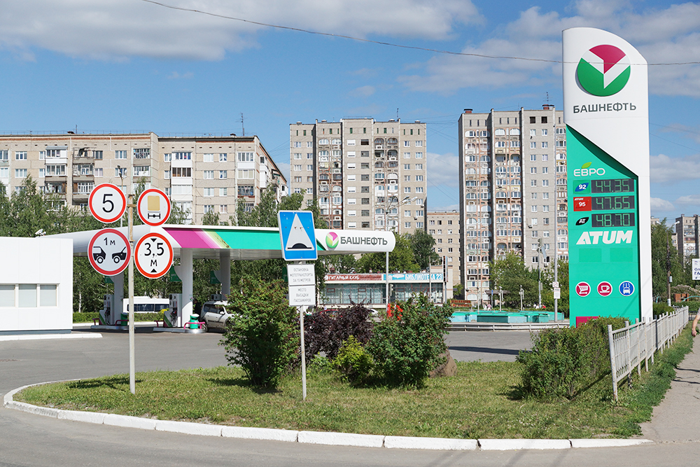 Обычная заправка в Ижевске. Бензин АИ-92 стоит 44 ₽ за литр — это июль 2021 года
