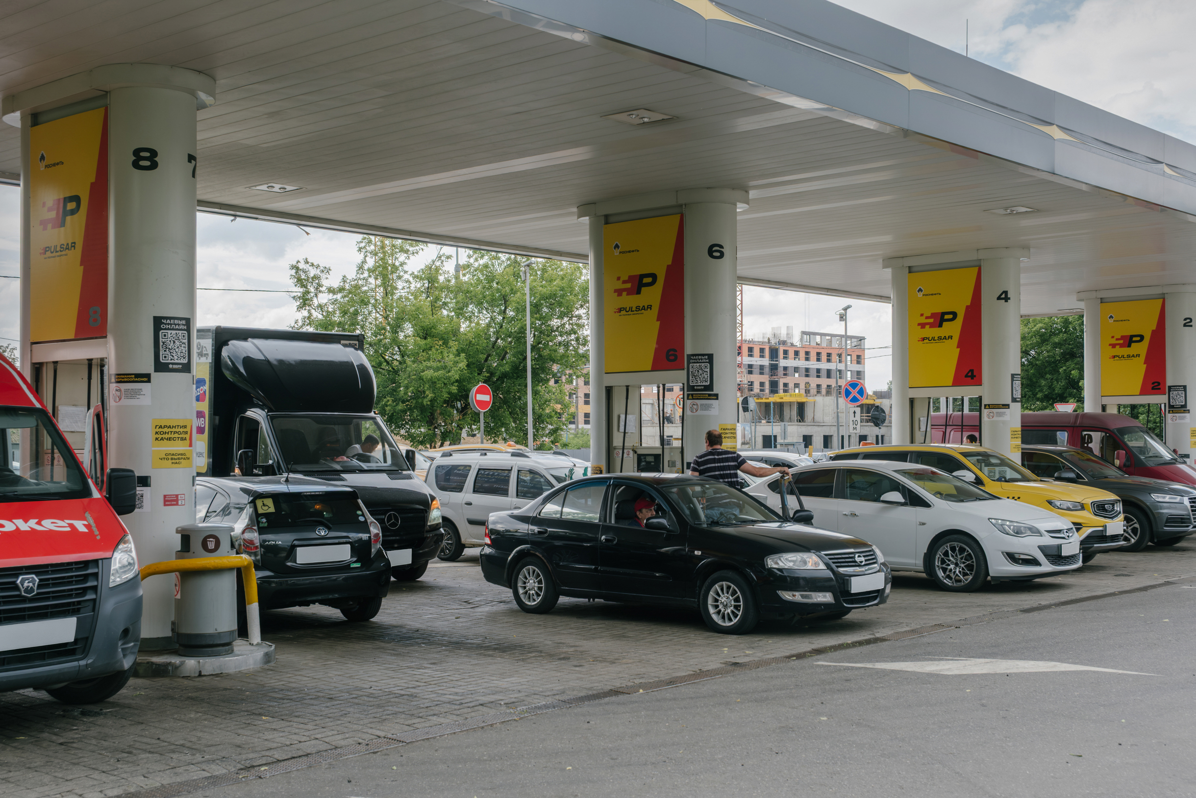 Все колонки постоянно заняты — обычная картина для заправок «Роснефти» в июле. По словам водителей, в очереди приходится стоять от получаса до часа. © Анастасия Пожидаева
