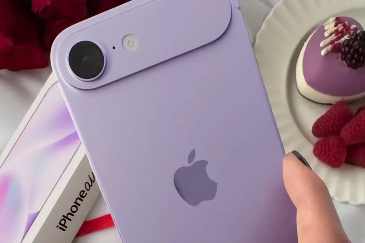 Муляж iPhone 17 Air. Именно так будет выглядеть финальная версия самого тонкого Айфона за все время. Обратите внимание на один большой модуль камеры. Источник: MacRumors