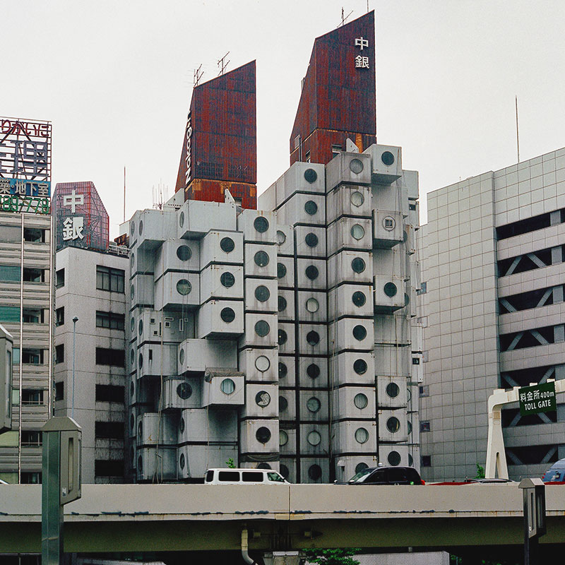 Капсульная жилая башня Накагин в районе Гинза, Токио