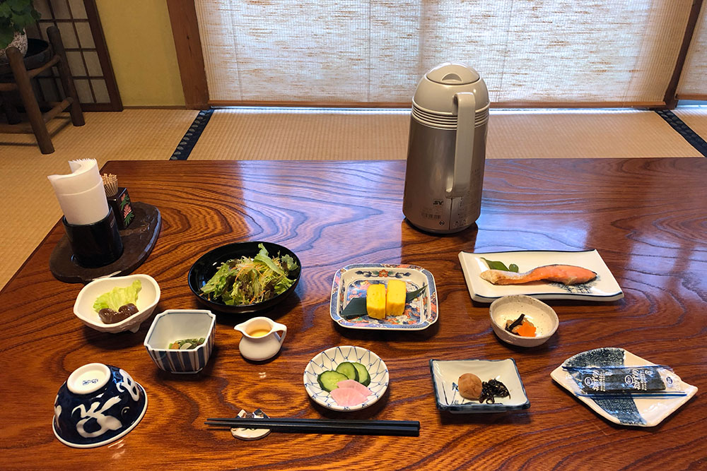 Утром моя новая японская бабушка накормила меня традиционным завтраком
