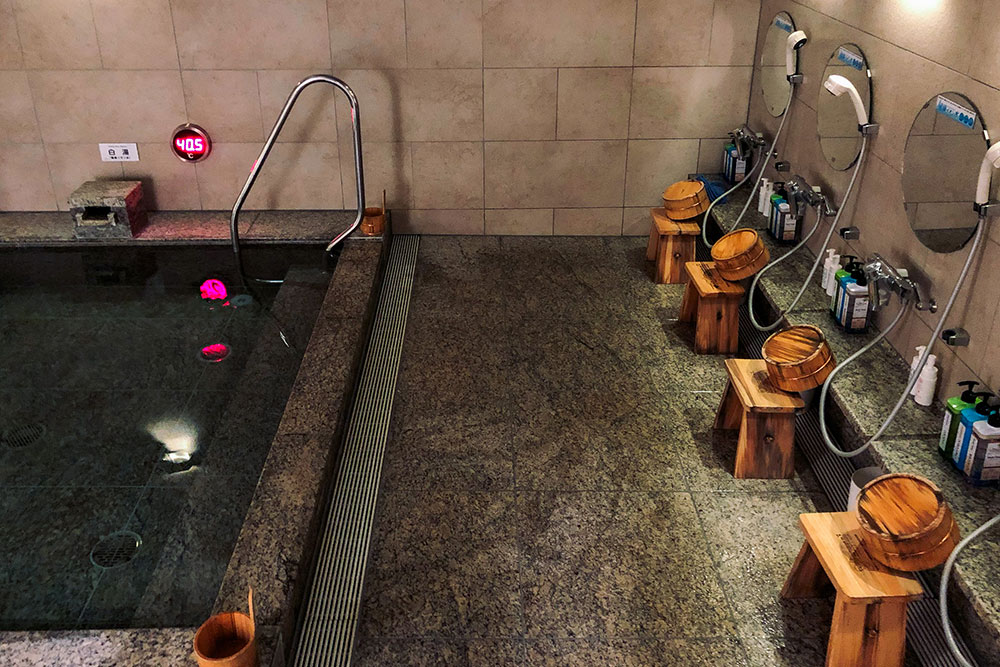Онсен с искусственно минерализованной водой в отеле Токио. Температура воды — +40,5 ºC