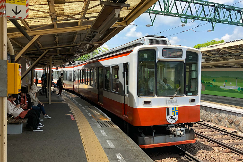Hakone Tozan Train идет от станции Гора до станции Одавара с пересадкой на станции Хаконе-Юмото. Дорога занимает около часа. Бонусом по пути красивые лесные и горные виды