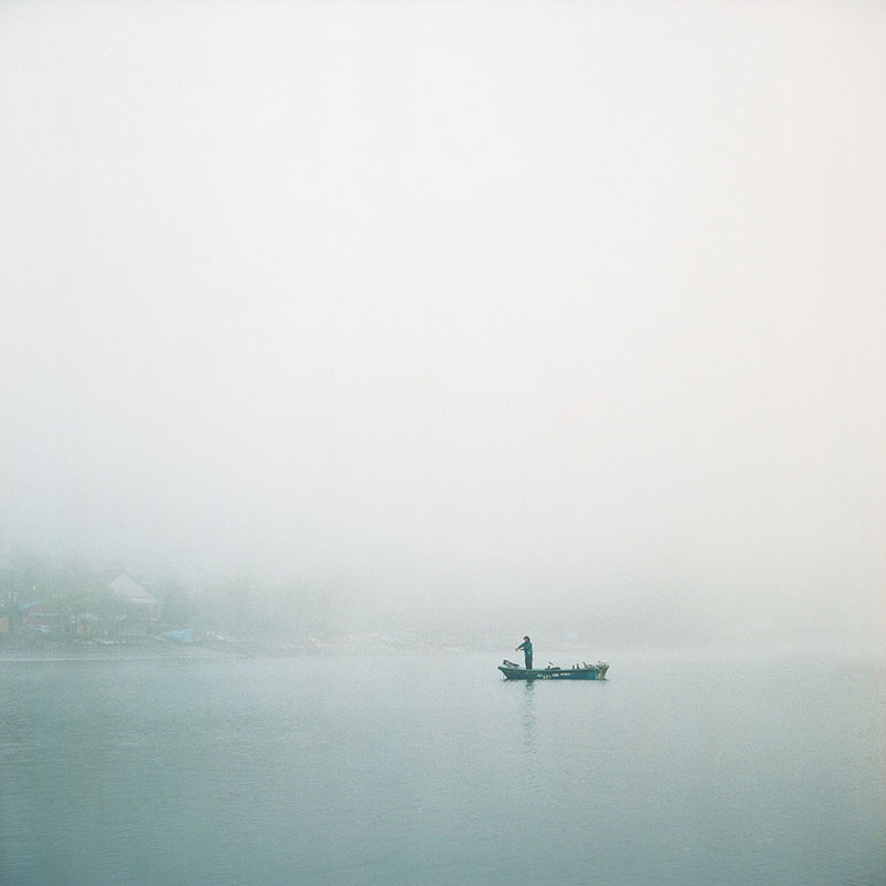 Одинокий рыбак на озере Чузендзи
