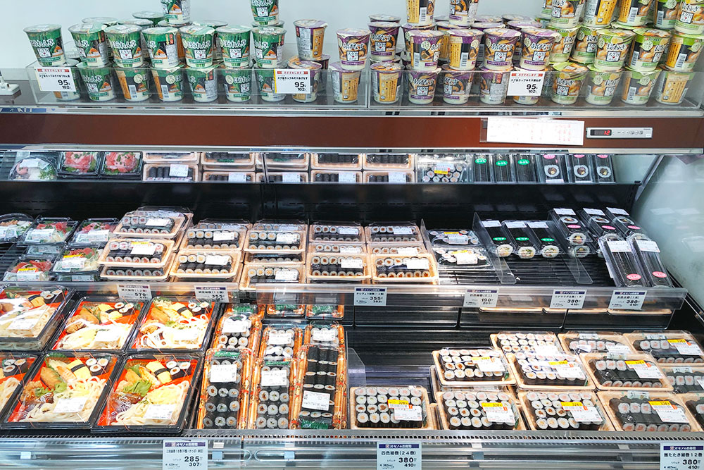 Прилавок с готовыми суши в супермаркете Ogino в Фудзикавагутико