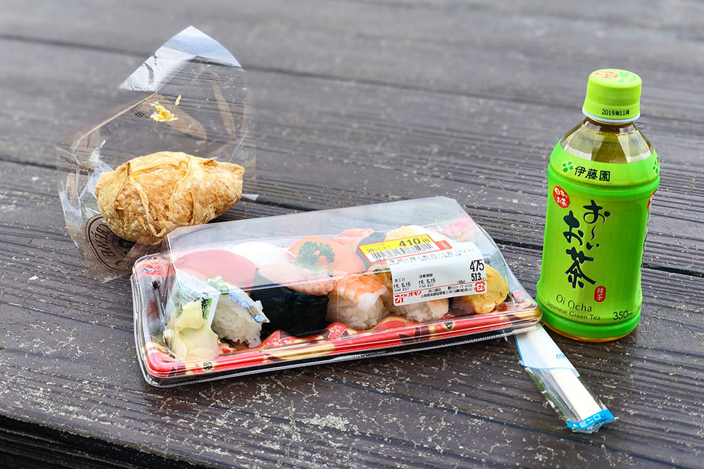 Обедаю в парке Оике на берегу озера Кавагутико: набор суши — 410 ¥, пирожное с заварным кремом — 150 ¥, чай — 100 ¥