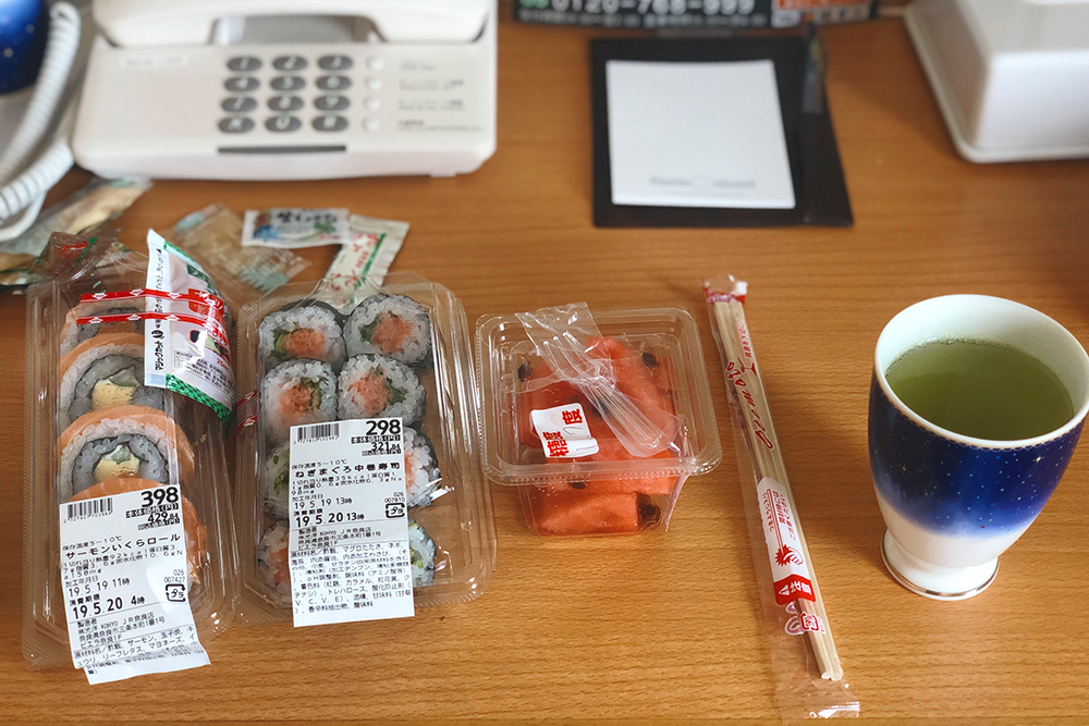 Ужин из супермаркета Kohyo в отеле в Наре: роллы — 398 ¥ и 298 ¥, арбуз — 130 ¥