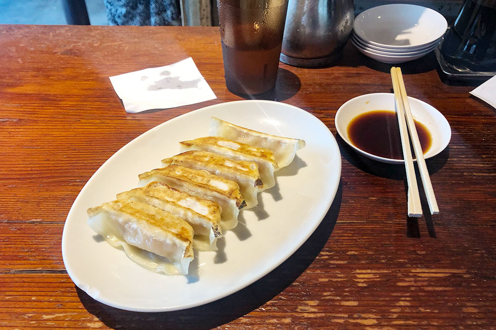 В самые вкусные места в Японии я всегда стоял в очереди. Так было и в маленьком случайном ресторанчике Gyoza-No Umechan в Никко: самые вкусные гёдза я попробовал, отстояв в очереди 15 минут