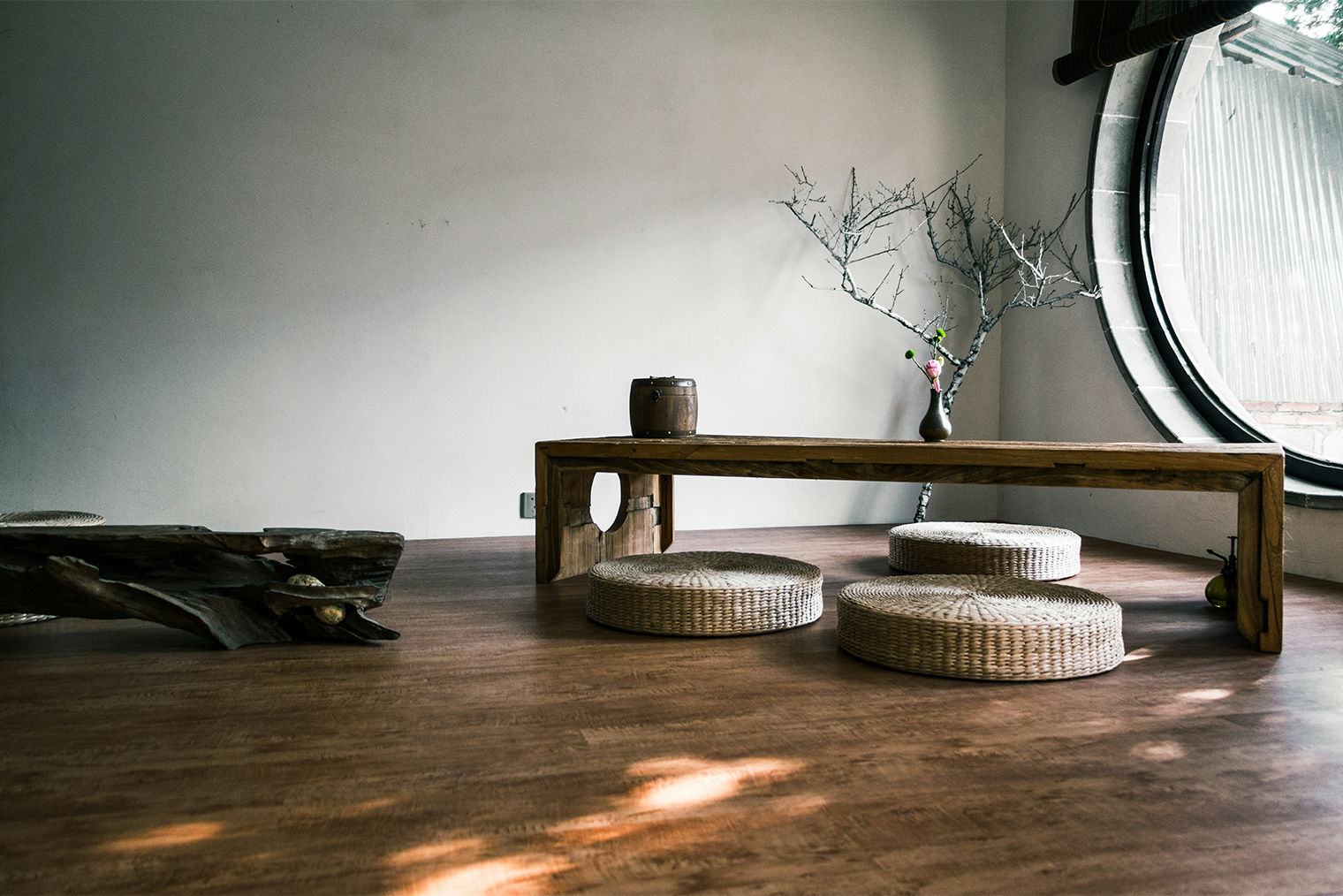 Низкая мебель, отсутствие полноценных стульев, минимум мебели и все из натуральных материалов — типичные признаки японского стиля. Фотография: Daniel Chen / Unsplash