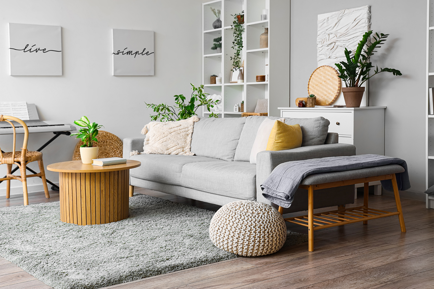 Холодные, светлые, серые оттенки, желтые акценты, простая и функциональная мебель — это скандинавский стиль. Фотография: Pixel-Shot / Shutterstock