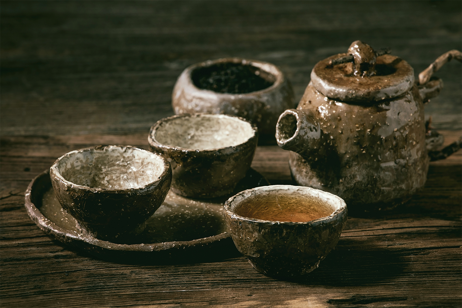 Ваби⁠-⁠саби — это красота в несовершенстве: неровные чашки, прекрасные именно тем, что они неровные. Фотография: Natasha Breen / Shutterstock